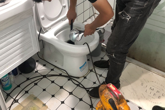 黄潭镇疏通下水道