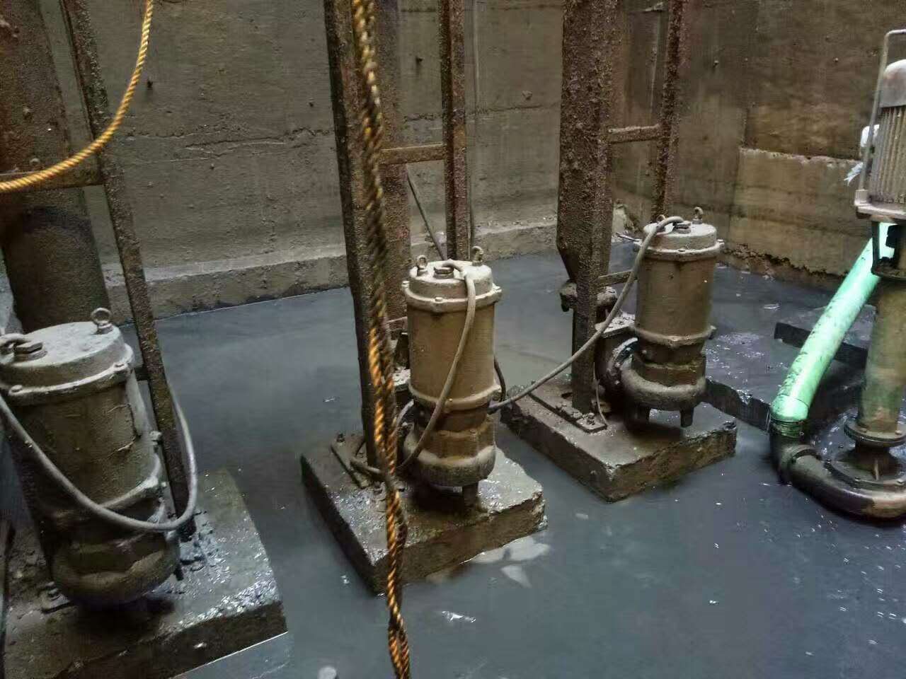 黄潭镇污水池清理