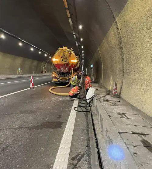 黄潭镇隧道排水渠清淤